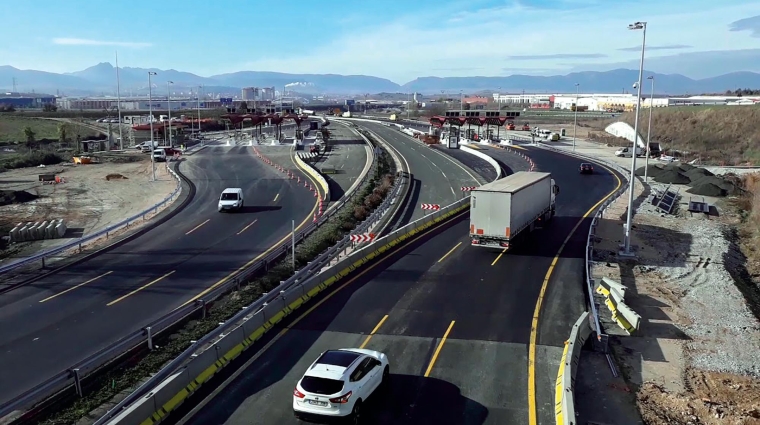 Las tres Diputaciones, el MITMA y el Gobierno Vasco han firmado los convenios por los que las primeras asumen las funciones sobre los transportes por carretera.