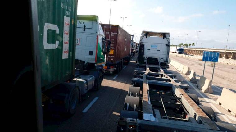 Los transportistas denuncian que “el atasco crónico en el Puerto de València es insostenible”