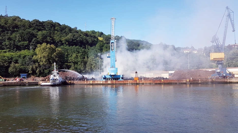 El pasado 2 de agosto, el muelle Lezo-2 del Puerto de Pasaia fue escenario de un incendio cuando ardi&oacute; una pila de chatarra descargada de un barco, sin que se produjeran da&ntilde;os personales, ni siquiera por inhalaci&oacute;n de humo, gracias a la r&aacute;pida y eficaz intervenci&oacute;n de los servicios de emergencias desplegados.