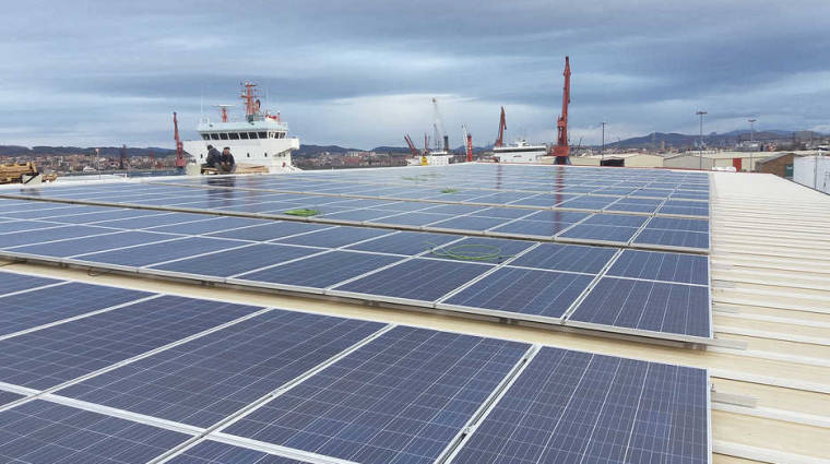 Se trata de la instalaci&oacute;n m&aacute;s grande de autoconsumo fotovoltaico y basada en energ&iacute;a renovable ubicada hasta la fecha en el Puerto de Bilbao, siendo su tiempo de instalaci&oacute;n de solamente dos semanas.