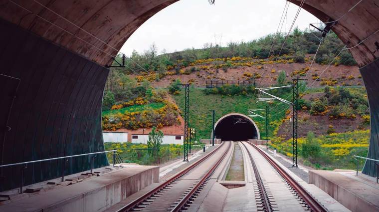 El 80% del trazado discurre en túnel (40 km)