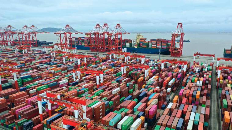 El puerto chino de Yangshan, parte del Puerto de Shanghai, inauguró su primera fase, al sur de la urbe, en 2005, y en 2017 se convirtió en la primera terminal de contenedores totalmente automatizada.