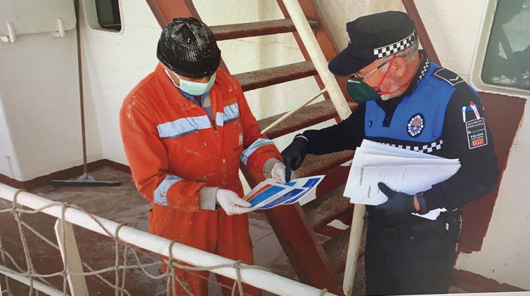 Los agentes de la Polic&iacute;a Portuaria de Tarragona suben a bordo de los buques mercantes para notificar presencialmente todas las resoluciones de las autoridades competentes.