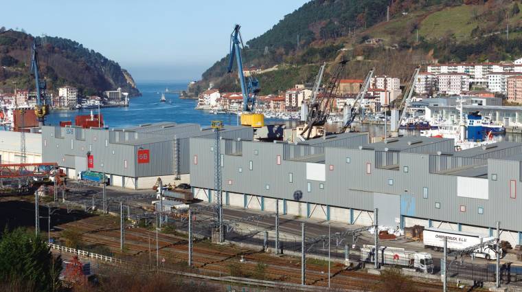 En primer término, paya de vías en el Puerto de Pasaia, donde se instalará un tercer hilo de ancho métrico para la circulación de los tres de Euskotren.