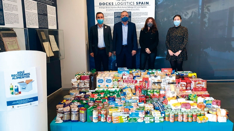 DOCKS arranca su entrega solidaria de alimentos colaborando con el Ayuntamiento de Riba&ndash;Roja. Ayer se produjo el acto de entrega en la sede de DOCKS. De izquierda a derecha: Robert Raga, alcalde de Riba-Roja; Pascual Garc&iacute;a, director general de DOCKS; Lola Verdeguer, concejala de Pol&iacute;ticas Inclusivas del Ayuntamiento de Riba-Roja; y Carolina Garibo, directora financiera de DOCKS.