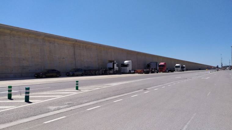 Los transportistas del puerto de Castell&oacute;n mantienen los paros en APM Terminals Valencia.
