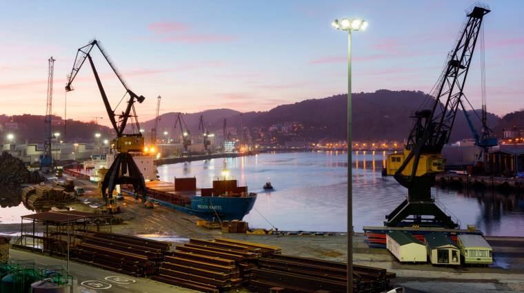 El proyecto “Despliegue tecnología Onshore Power Supply (OPS) y descarbonización del suministro eléctrico en los puertos de Pasaia, Vigo y Alicante”, cuenta con un presupuesto de 11,1 millones de euros.
