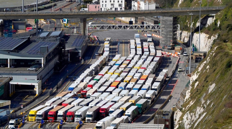 Colas de camiones en el puerto inglés de Dover.