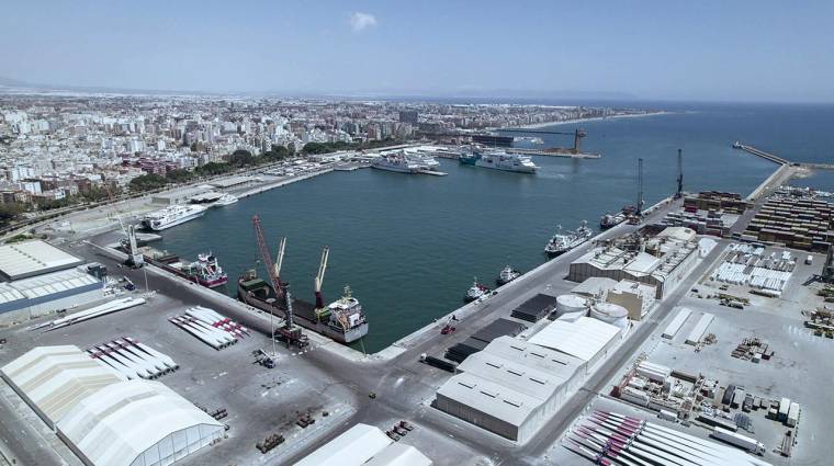 El ministerio ha licitado la redacción del proyecto de trazado y construcción para la mejora del acceso al puerto de Almería.