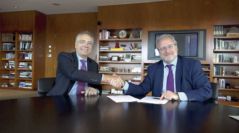 El delegado especial del Estado en el CZFB, Pere Navarro, y el director general de Fira de Barcelona, ​​Constant&iacute; Serrallonga, tras la firma del acuerdo.