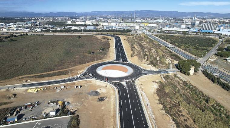 La intervención ha consistido en 1.300 metros de carretera, cuatro carriles, dos por sentido, con dos rotondas intermedias.