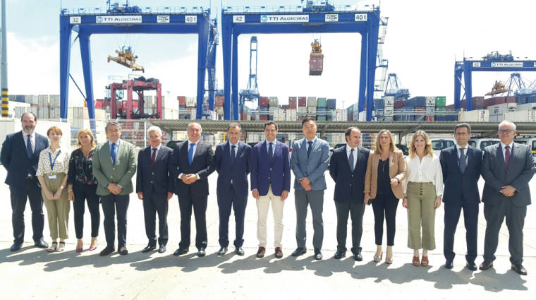 El presidente de la Junta de Andalucía, Juanma Moreno, visit&oacute; el pasado viernes el Puerto de Algeciras acompa&ntilde;ado de numerosas autoridades y empresarios.