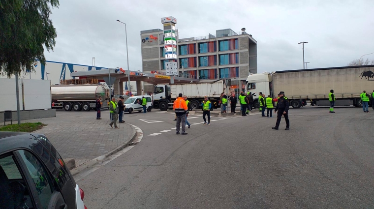 Grupos informativos de Plataforma Nacional en el acceso al Puerto de Barcelona. Foto: D.M.V