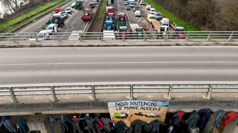 Las protestas de los agricultores franceses han causado importantes perjuicios a los transportas españoles. Foto: RTVE.