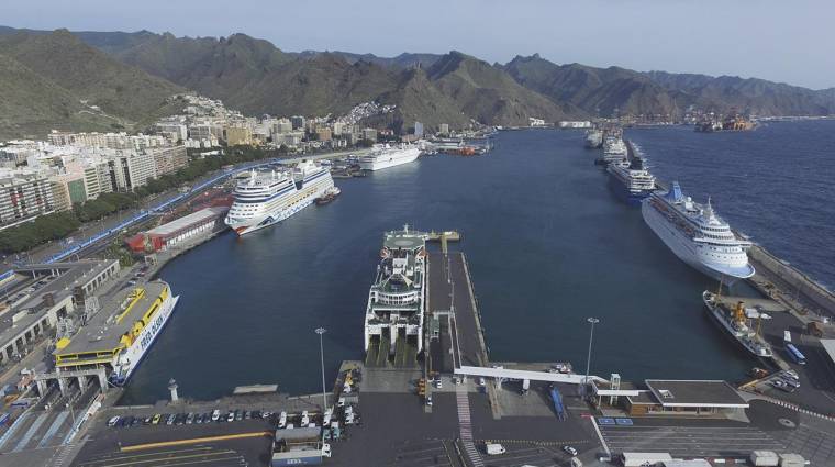 La autoridad portuaria bonifica en el tráfico interinsular un 70% la tasa al pasaje y un 80% de la tasa al buque y mercancía.
