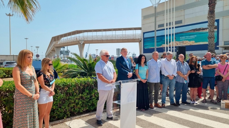 Minuto de silencio en el homenaje celebrado esta mañana en los jardines de la estación Marítima. Vía Twitter.