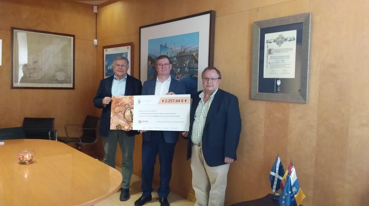 Carlos González, presidente de la AP de Santa Cruz de Tenerife, Juan Rognoni, director de Cáritas Diocesana de Tenerife; y Javier Mora, director de Puertos de Tenerife.