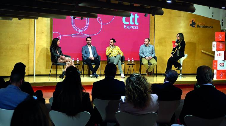La mesa redonda estuvo compuesta por Víctor Juárez, fundador de MiTiendaDeArte; Pol Gómez, CRM en Retail Rocket; Isabel Cucalón, Digital Strategy Manager de Germaine Capuccini y Rodrigo García, Responsable de transporte en MediaMarkt.