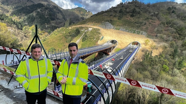 El diputado de Infraestructuras y Desarrollo Territorial de Bizkaia, Imanol Pradales (derecha) y Pedro Rivas, director de Obra de la sociedad foral Interbiak, ayer ante el viaducto doble de Bolintxu.