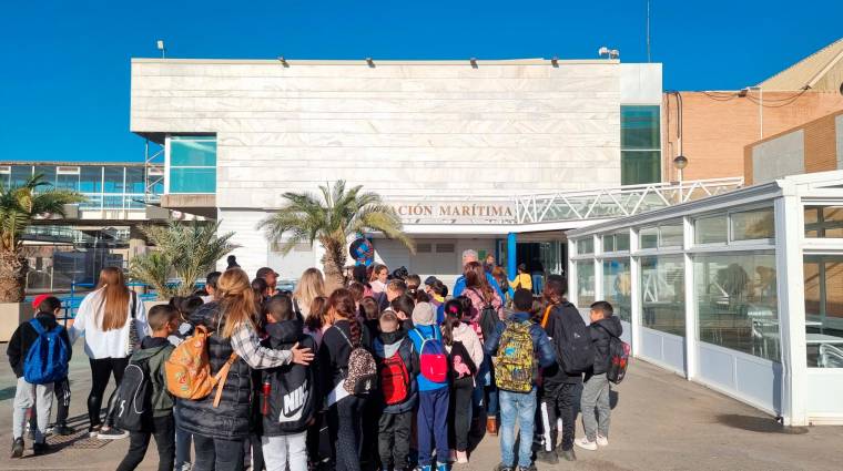El Puerto de Almería acoge la visita de 50 alumnos del “Félix Rodríguez de la Fuente”