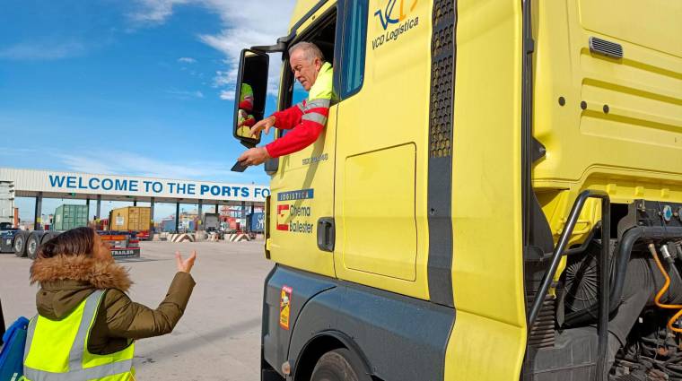 Los técnicos de Valenciaport están explicando el uso de esta herramienta dirigida a los chóferes de camiones.