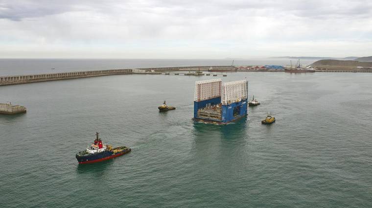 El dique flotante “Kugira” concluye su trabajo en el puerto exterior de A Coruña