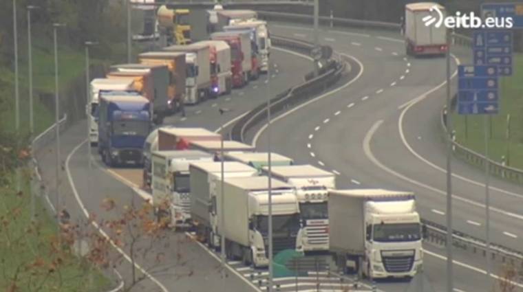 Imagen de la cadena de televisi&oacute;n auton&oacute;mica vasca EITB del pasado martes que muestras las retenciones de camiones.