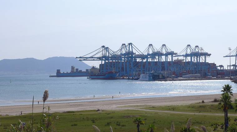 La Autoridad Portuaria de l aBah&iacute;a de Algeciras empieza la primera semana de mayo el trasvase de arena de la Playa del Rinconcillo.