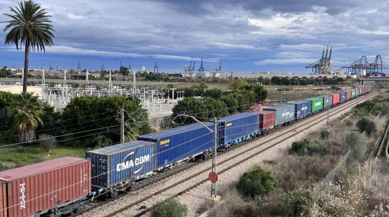 El Puerto de Valencia ha incrementado su número de TEUs, toneladas y vehículos transportados por ferrocarril.