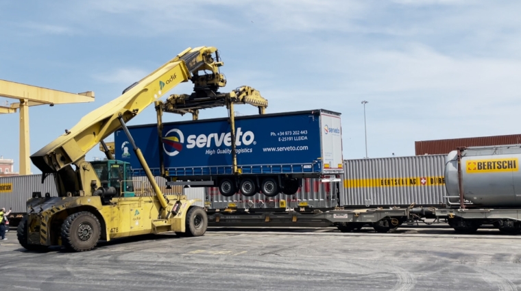 Semirremolque de Schmitz Cargobull en la terminal de Can Tunis, Barcelona.