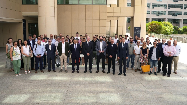 Más de 70 representantes institucionales y empresariales de La Rioja visitaron ayer el Port de Barcelona. Foto A.Tejera.