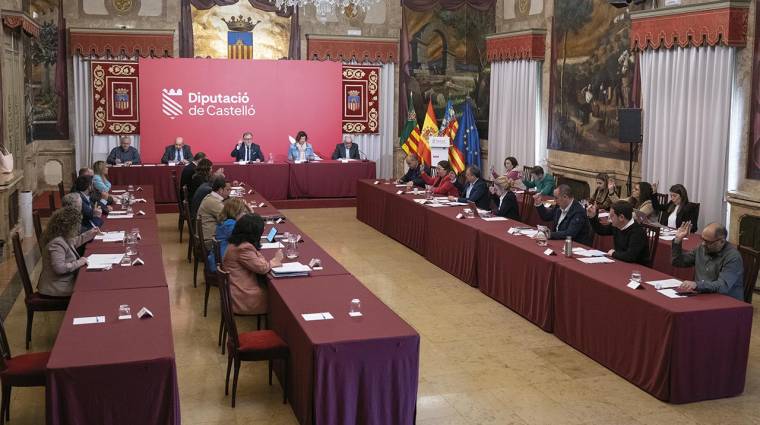 El pleno de la Diputación de Castellón ha aprobado hoy la propuesta del equipo de gobierno de ceder a la Generalitat Valenciana 540 hectáreas de terrenos que están alrededor del Aeropuerto de Castellón, que quedarán adscritos a la entidad Aerocas.