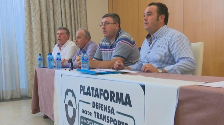 Manuel Hernández, presidente de la Plataforma para la Defensa del Sector del Transporte de Mercancías por Carretera (primero por la derecha), en la Asamblea celebrada ayer en Madrid.