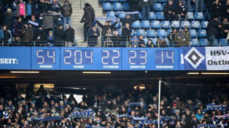 El reloj del estadio del Hamburger SV marcaba el tiempo de permanencia del club en la primera divisi&oacute;n de la Bundesliga.