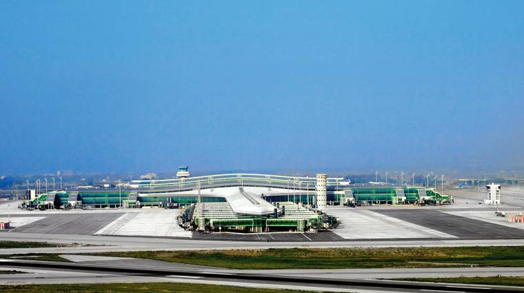 Foment ha publicado un informe con once propuestas para la ampliación del Aeropuerto.