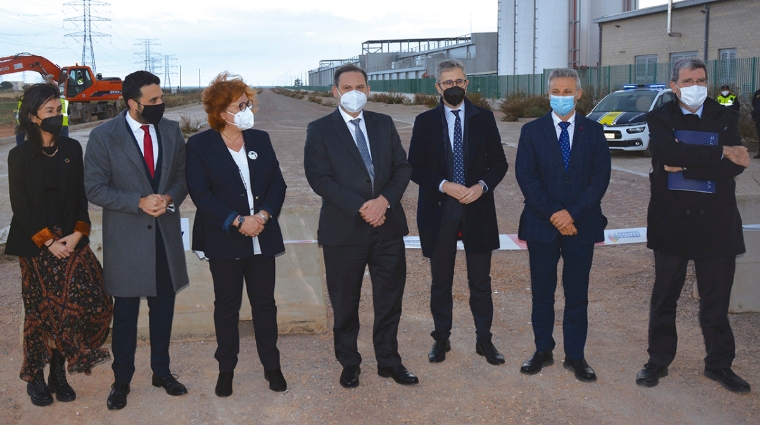 Isabel Pardo de Vera, presidenta de Adif; Dar&iacute;o Moreno, alcalde de Sagunto; Gloria Calero, delegada del Gobierno en la Comunitat Valenciana; Jos&eacute; Luis &Aacute;balos, ministro de Transportes, Movilidad y Agenda Urbana; Arcadi Espa&ntilde;a, conseller de Pol&iacute;tica Territorial, Obras P&uacute;blicas y Movilidad de la Generalitat Valenciana; Francisco Toledo, presidente de Puertos del Estado; y Aurelio Mart&iacute;nez, presidente de Valenciaport, durante la visita a las obras del acceso ferroviario al puerto de Sagunto. Foto: Ra&uacute;l T&aacute;rrega.