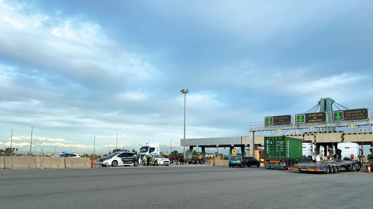 El acceso sur al puerto de Valencia estuvo vigilado ayer por los cuerpos y fuerzas de seguridad. Foto APV.