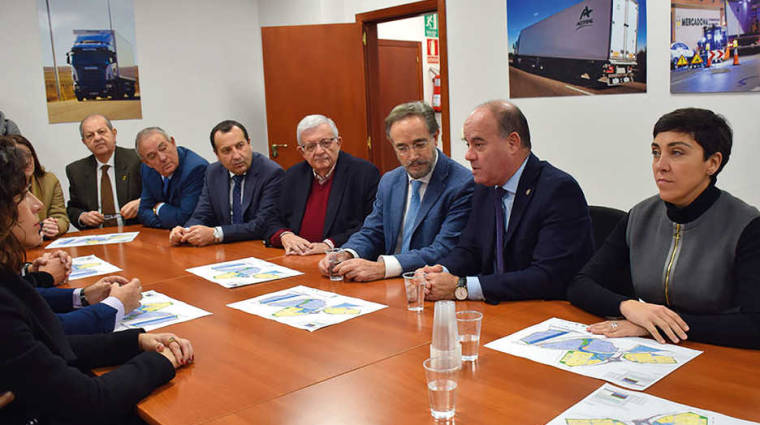 Reuni&oacute;n del consejero de Fomento de la Junta de Andaluc&iacute;a con los responsables de Puerto Seco de Antequera.