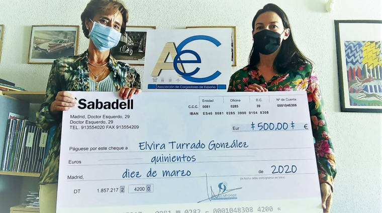 Elvira Turrado, Directora de Comunicaci&oacute;n de Aeutransmer, recogi&oacute; el premio de manos de la Secretaria General de la Asociaci&oacute;n, Nuria Lacaci.