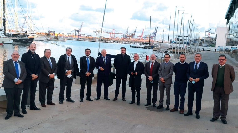 Un momento de la visita que Álvaro Rodríguez Dapena realizó al Puerto de Valencia. En la imagen, de izq. a dcha., Francesc Sánchez, director general de la APV; Gustavo Ferrer, presidente del Comité de Empresas Estibadoras de la ANV; Vicente Boluda, presidente de Asociación Naviera Valenciana; Aurelio Martínez, presidente de la APV; Álvaro Rodríguez Dapena, presidente de OPPE; Francisco Lorente, presidente de MSC España y representante de TIL, futura adjudicataria de la Terminal Norte del Puerto de Valencia; Ignacio Ballester, presidente del Comité de Empresas Consignatarias de la ANV; Carlos Arias, director general de APM Terminals Spanish Gateways; Antonio Crespo, director de Valencia Terminal Europa; Elías García, COO de CSP Spain; Sven Valentin, director de MSC Terminal Valencia; Adolfo Utor, presidente de Baleària - concesionaria de la futura Terminal Internacional de Pasajeros del Puerto de Valencia; y Néstor Martínez, adjunto a la dirección de la APV.