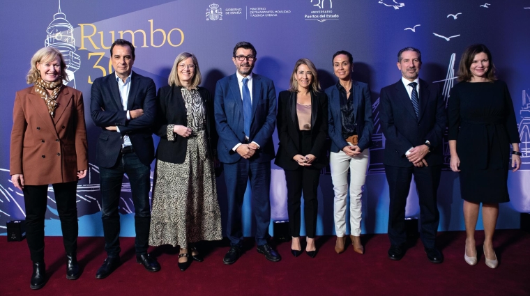 De derecha izquierda, María José Rallo, secretaria general de Transportes; Jesús Manuel Gómez, subsecretario; Isabel Pardo de Vera, secretaria de Estado; Raquel Sánchez, ministra; Álvaro Rodríguez Dapena, presidente de OPPE; Marisa Domínguez, presidenta de Adif, Sergio Vázquez, presidente de Ineco y Aurea Perucho, directora del CEDEX.