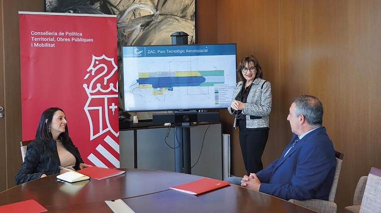 Reunión entre la consellera de Política Territorial, Obras Públicas y Movilidad, Rebeca Torró; el director general de Urbanismo, Vicente García Nebot; y la directora general de Aerocas, Blanca Marín.