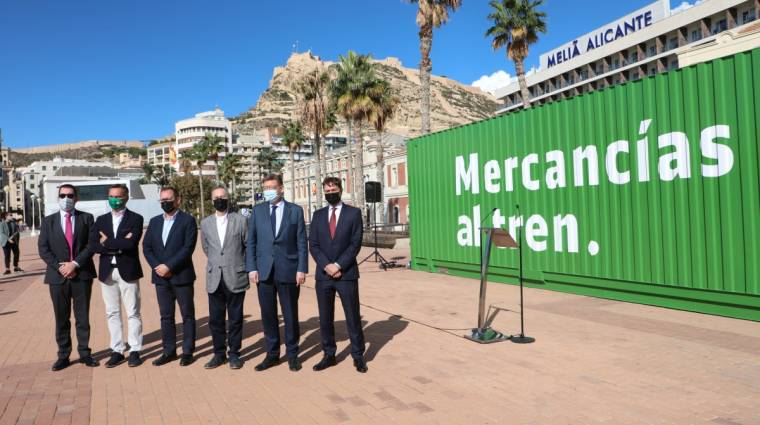 El presidente de la Generalitat Valenciana, Ximo Puig, visitaba ayer el contenedor verde de la campa&ntilde;a.