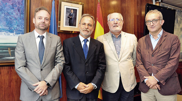 De izquierda a derecha, Alfredo Soler, delegado en Valencia de ARCE; Salvador de la Encina, presidente de Puertos del Estado; Juan Ureta, presidente de ARCE; y Tom&aacute;s Pellis&eacute;, vicepresidente de ARCE.