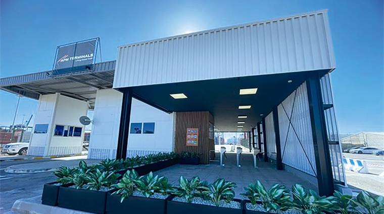 La nueva entrada para personal está ubicada en la zona Norte del parking de vehículos ligeros que da el acceso al personal portuario y externo que entra y sale de las instalaciones de APMT Valencia.