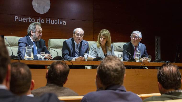 El nuevo presidente de HuelvaPort, Antonio Ponce, en el centro.