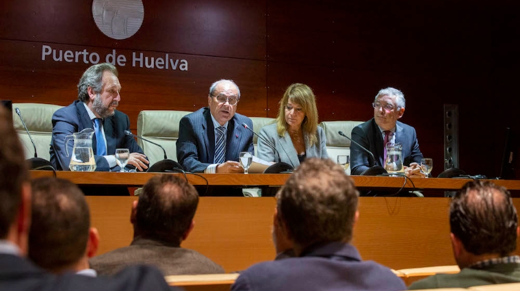 El nuevo presidente de HuelvaPort, Antonio Ponce, en el centro.