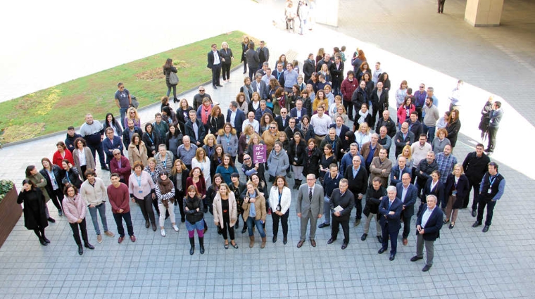 Miembros de la plantilla de la APB concentrados, el viernes, a las puertas de la sede de la entidad.