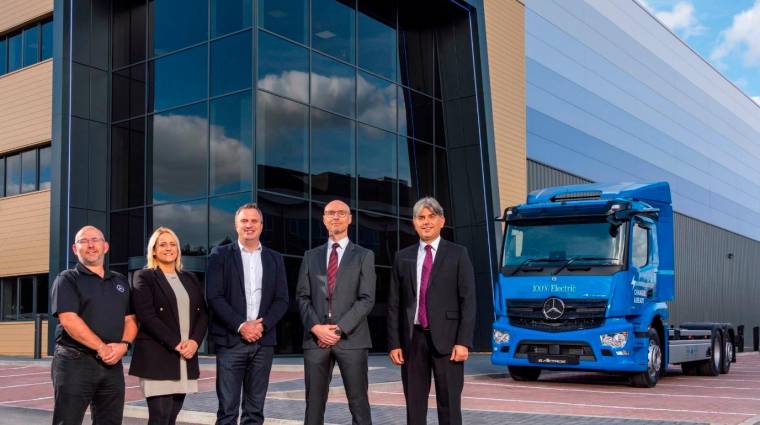 Dan Myers, Managing Director, XPO Logistics, segundo por la derecha, junto con Can Balaban, Philip Cross, Gary Lee y Georgina Beecher, de Mercedes-Benz Trucks.