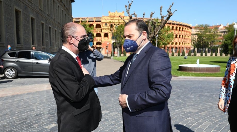 El ministro de Transportes saluda al presidente de Arag&oacute;n a su llegada al acto.